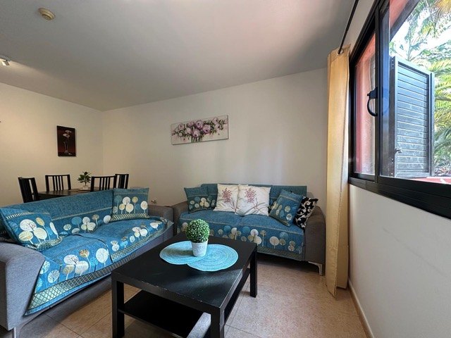 Living room with two sofas, a coffee table and a dining table for four