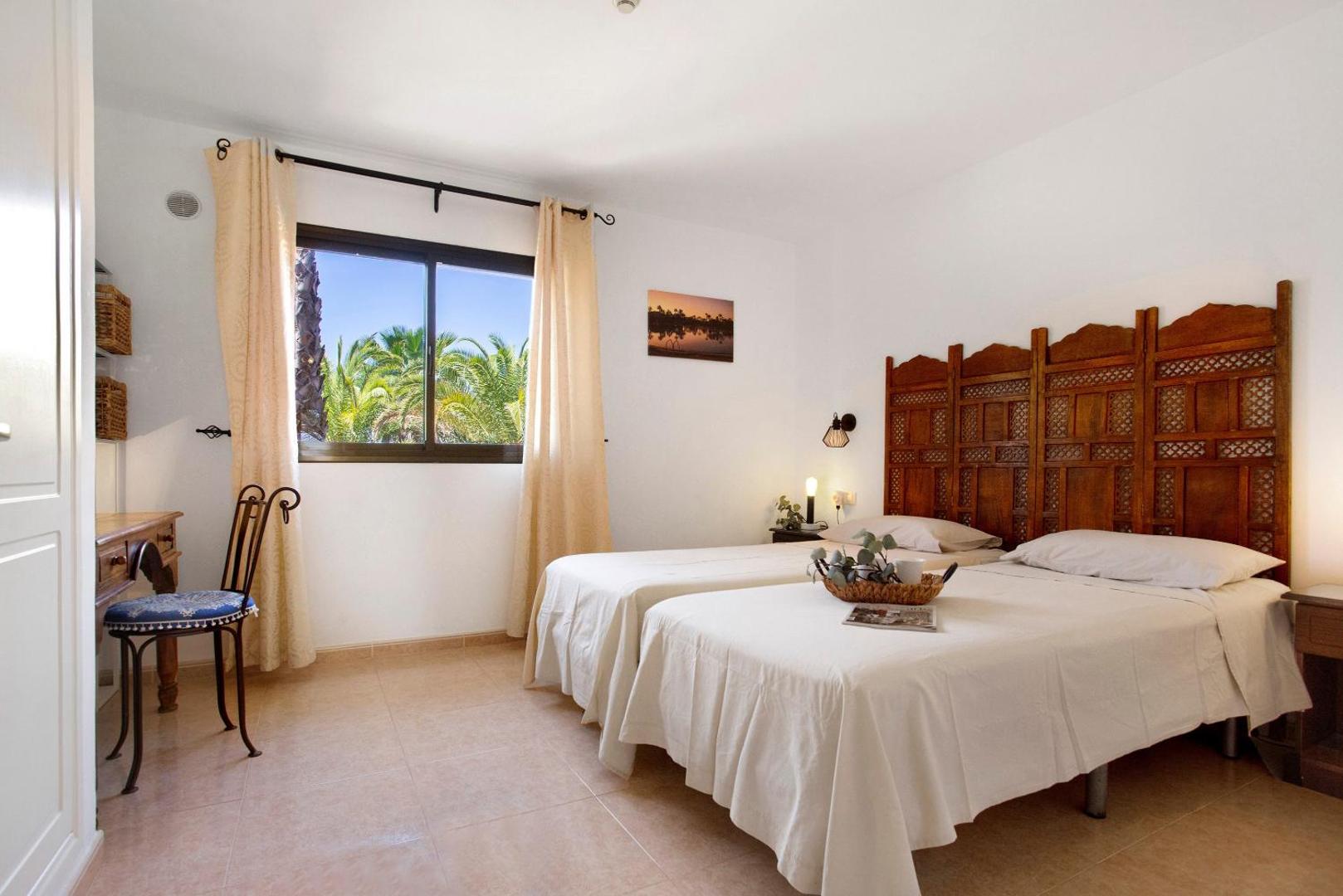 Twin bedroom with two single beds