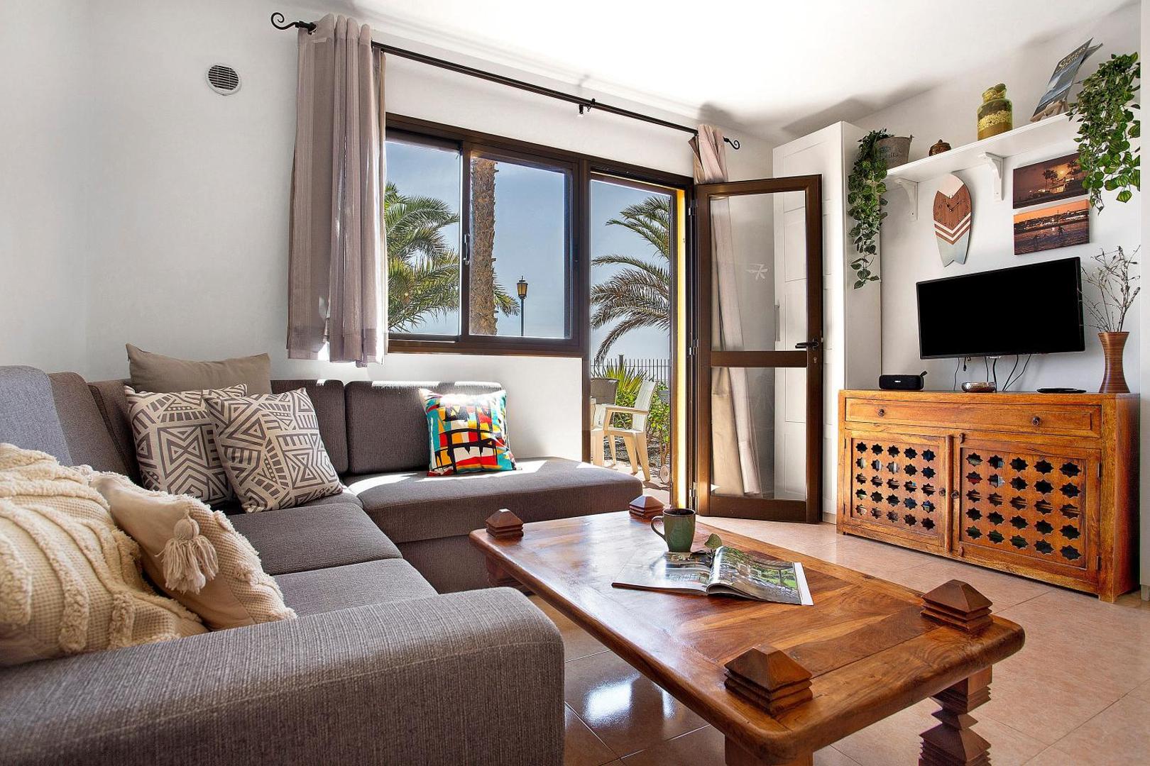 Living room with two-seater sofa, chaise longue and a large coffee table